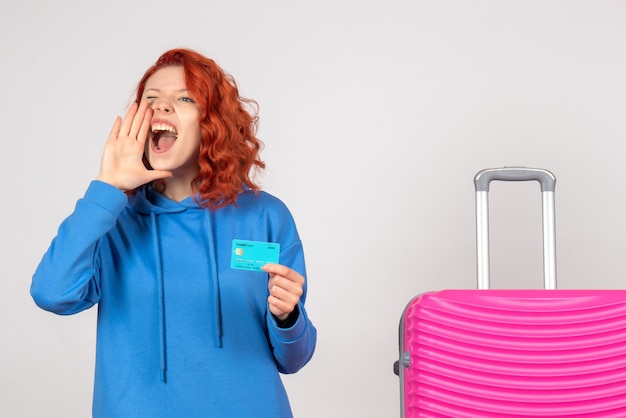 Бесплатное фото Вид спереди женский турист, держащий банковскую карту