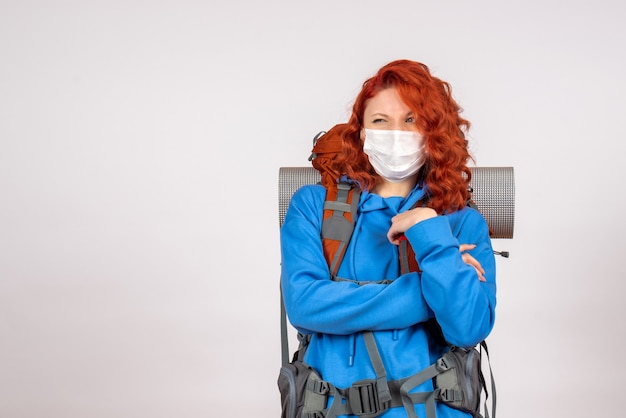 Foto gratuita turista femminile di vista frontale in maschera con il suo zaino