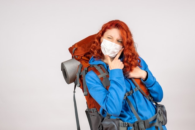 Turista femminile di vista frontale in maschera con il suo zaino