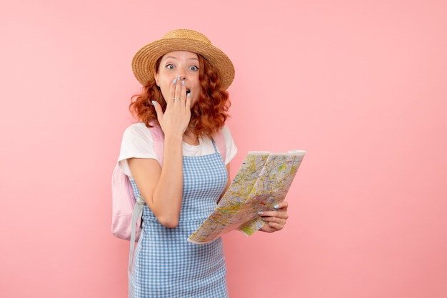 Foto gratuita turista femminile di vista frontale con la mappa che prova a trovare la direzione nel paese straniero