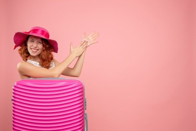 Foto gratuita turista femminile di vista frontale con borsa rosa e carta di credito della holding