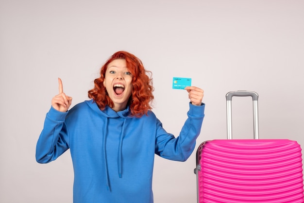 Foto gratuita turista femminile di vista frontale con borsa rosa e carta di credito della holding