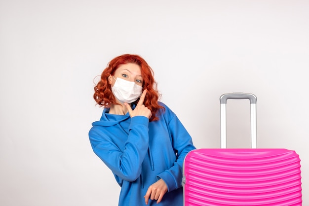 Foto gratuita turista femminile di vista frontale con borsa rosa in maschera