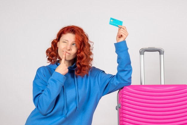 Foto gratuita turista femminile di vista frontale con borsa rosa