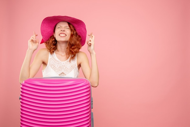 Turista femminile di vista frontale con borsa rosa