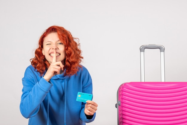 Turista femminile di vista frontale