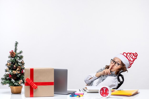 Вид спереди работница, сидящая перед своим рабочим местом, просит молчать офисная работа, бизнес, рождественская работа