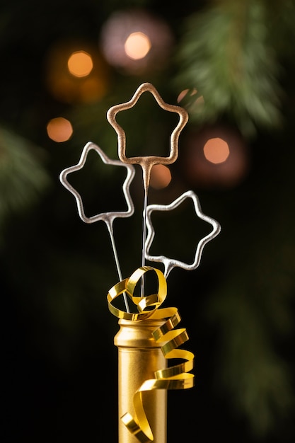 Праздничная новогодняя композиция с золотой бутылкой спереди