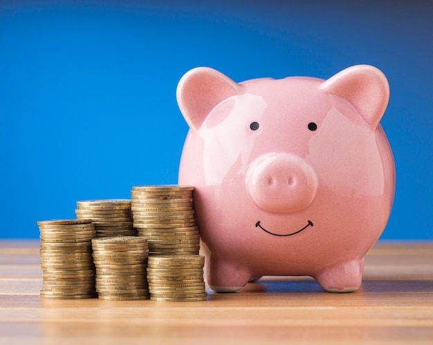 ピンクの貯金箱と正面図の財務要素