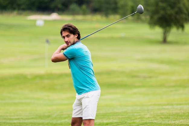 Foto gratuita uomo adatto di vista frontale che gioca golf