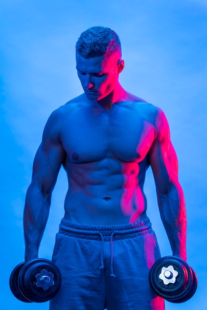 Free photo front view of fit shirtless man with weights