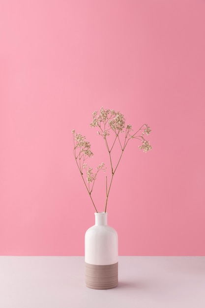 コピースペースのある花瓶の花の装飾の正面図