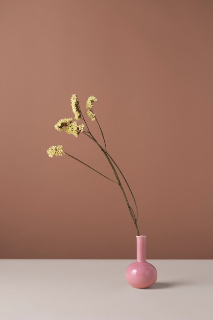 Вид спереди на цветок в вазе с копией пространства