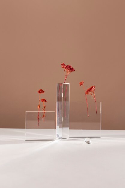 コピースペース付きの透明なスタンドの花の装飾の正面図