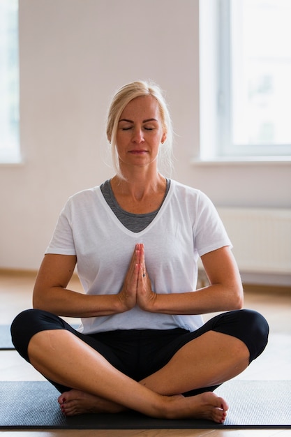 Вид спереди сосредоточена женщина йоги