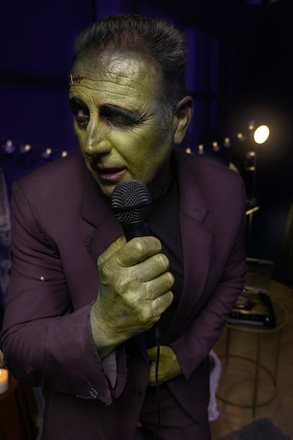 Free photo front view frankenstein singing with microphone