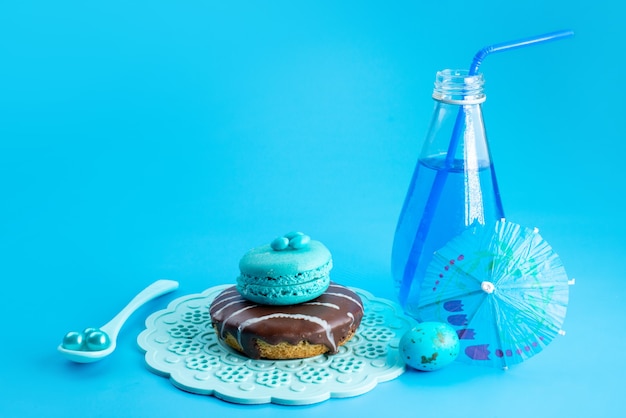 Вид спереди французский макарон синий, окрашенный вместе с шоколадным пончиком и синим, напиток на синем, сладкий торт, бисквит