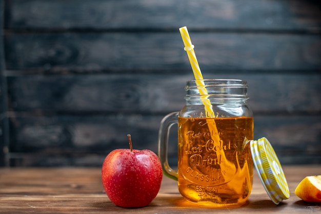 Вид спереди свежий яблочный сок внутри банки со свежими яблоками на темном баре фруктовый напиток фото цвет коктейля