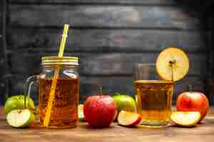 Free photo front view fresh apple juice inside can with fresh apples on dark desk color cocktail drink photo fruit