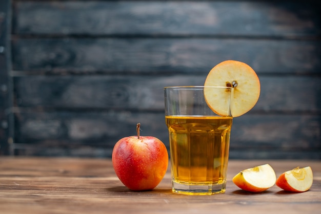 暗い色の飲み物の写真のカクテル フルーツに新鮮なリンゴと正面から見た新鮮なリンゴ ジュース