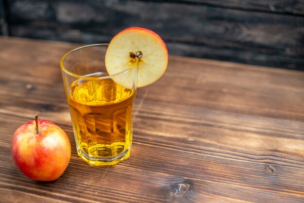 Свежий яблочный сок со свежими яблоками, вид спереди на темном фото, цветной напиток, коктейль, фрукты