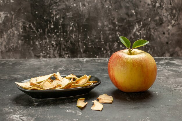 暗い果実の熟したビタミンの木のまろやかなジュースの写真の色に乾燥リンゴと新鮮なリンゴの正面図