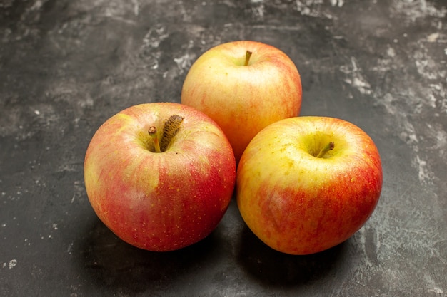 正面から見た新鮮なリンゴ、濃い色の果物、熟したビタミンの木、まろやかなジュースの写真の色