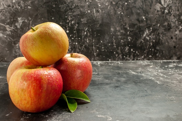 Вид спереди свежие яблоки на темной фотографии спелых фруктов, спелых витаминов, цвет сока дерева