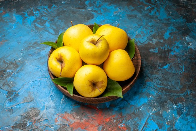 正面図青背景のプレート内の新鮮なリンゴまろやかな写真健康ダイエット色熟した