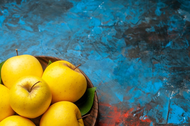Вид спереди свежие яблоки внутри тарелки на синем столе спелые фото здоровая диета цвет спелых