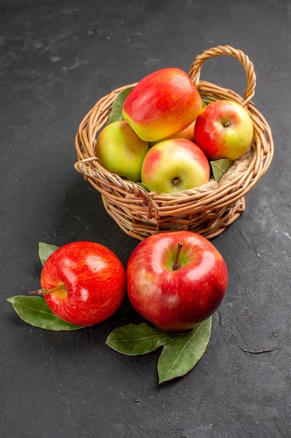 Вид спереди свежие яблоки, спелые фрукты на темном столе, спелые свежие фрукты, спелые