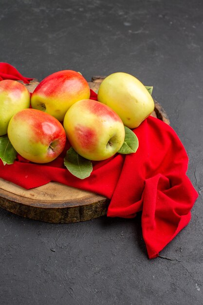 전면 보기 빨간색 조직 및 회색 테이블에 신선한 사과 익은 과일 익은 신선한 과일 나무