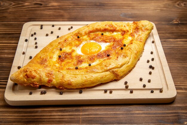 갈색 책상 반죽 음식 아침 식사 계란 롤빵 식사에 요리 계란 전면보기 신선한 구운 빵
