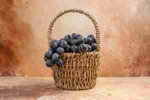 Foto gratuita vista frontale uve nere fresche all'interno del cesto sullo sfondo chiaro foto a colori di vino di frutta