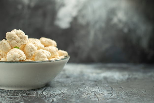 Free photo front view fresh cauliflower inside plate on light-grey surface