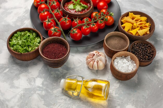 흰색 표면 야채 식사 음식 건강 샐러드에 채소와 다른 조미료와 함께 접시 안에 전면보기 신선한 체리 토마토