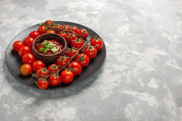흰색 표면에 토마토 소스와 함께 접시 안에 전면보기 신선한 체리 토마토 야채 식사 음식 건강 샐러드