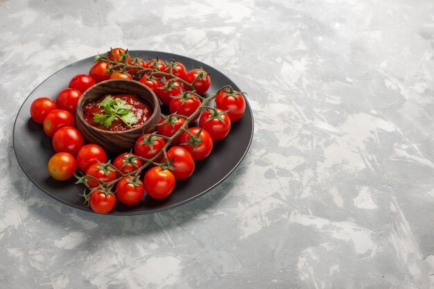 Вид спереди свежие помидоры черри внутри тарелки с томатным соусом на белой поверхности овощная еда еда здоровый салат