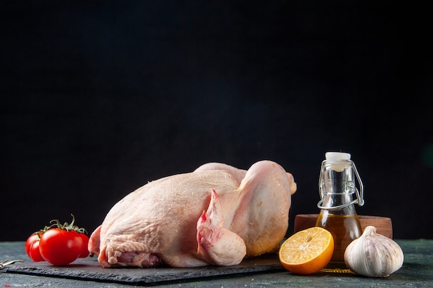 無料写真 正面図新鮮な鶏肉と赤いトマトの暗いキッチンレストランの食事動物の写真肉の色の食べ物の鶏肉