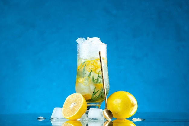 Foto gratuita cocktail fresco di vista frontale con limone e ghiaccio su fondo blu bevanda del succo di colore del club della barra di frutta della limonata