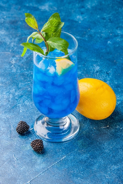 Vista frontale fresca fresca limonata con ghiaccio su sfondo blu acqua fredda succo cocktail bar bevanda colore della frutta