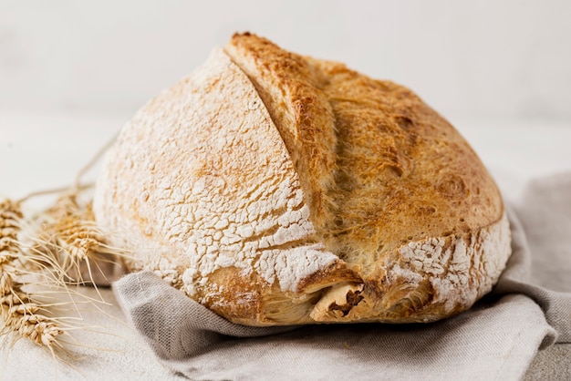 布の上の正面の新鮮なおいしいパン