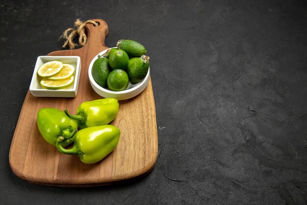 어두운 표면 과일 건강 감귤류 식사 식물에 녹색 종 고추와 레몬 전면보기 신선한 feijoa