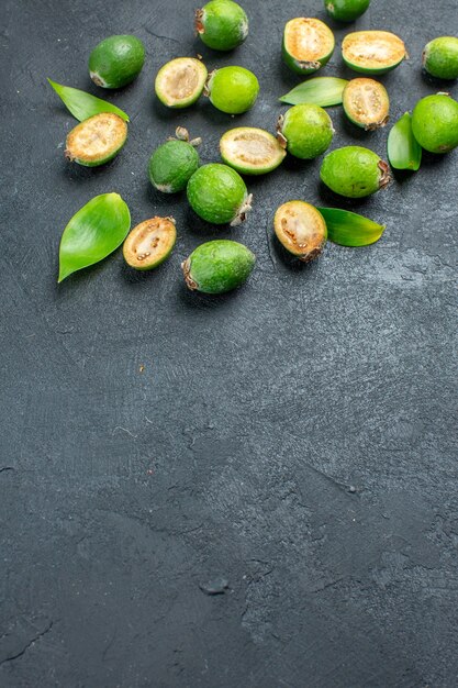 Foto gratuita feijoas freschi di vista frontale sulla superficie scura con lo spazio della copia