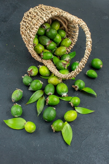 무료 사진 어두운 표면에 바구니에 전면보기 신선한 feijoas