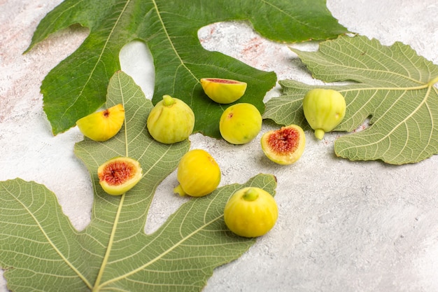 무료 사진 밝은 흰색 표면에 잎 전면보기 신선한 무화과 달콤한 태아