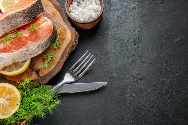 正面図新鮮な魚のスライスとレモンスライスの暗いシーフード料理の色食品肉の写真生