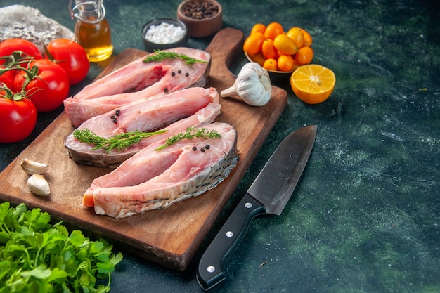 전면보기 진한 파란색 표면에 토마토와 신선한 생선 조각 음식 건강 후추 색 식사 샐러드 해산물 바다 물 물고기 다이어트