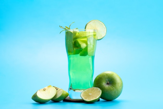 Свежий фруктовый коктейль, вид спереди, с кусочками свежих фруктов, ледяное охлаждение на синем, питьевой коктейль, фруктовый цвет