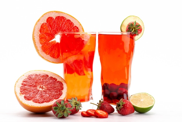 Foto gratuita un cocktail di frutta fresca di vista frontale con il raffreddamento del ghiaccio delle fette della frutta fresca su bianco, colore della frutta del cocktail del succo della bevanda